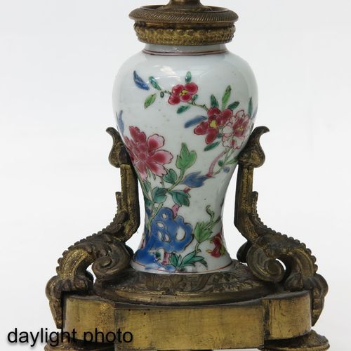 Null Paire de chandeliers de la famille rose
Transformés en vases, avec des ferr&hellip;