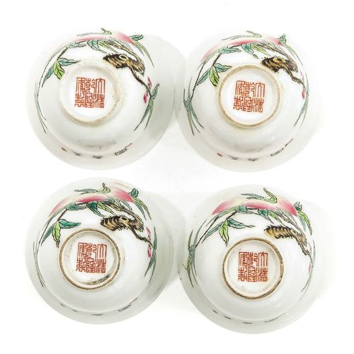 Null Eine Serie von 4 Famille-Rose-Tassen
Pfirsichdekor, Qianlong-Marke, Durchme&hellip;