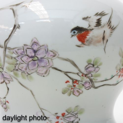 Null 一个带有盖子和花瓶的法米勒玫瑰罐子
装饰有鸟和花，高14厘米，芯片