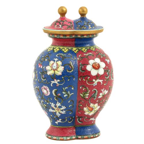 Null Famille-Rose-Vase mit Deckel
Blauer und rubinroter Grund, verziert mit Blum&hellip;