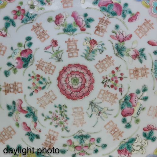 Null Chargeur de la famille rose
Décorée de fleurs et de symboles chinois, 30 cm&hellip;