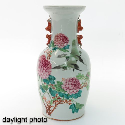 Null 潜江蔡氏粉彩花瓶
高43厘米，有缺口和毛边。