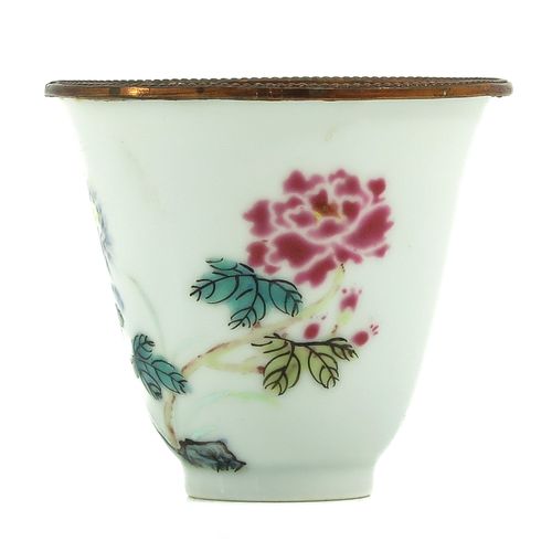 Null Coupe de la famille rose
Décorée de fleurs, marque Yongzheng, 7 cm de diamè&hellip;