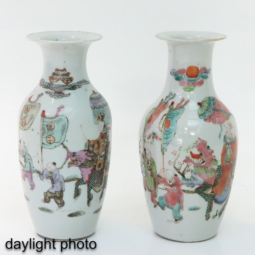Null Menge von 2 Famille Rose Vasen
Chinesische Figuren mit Tempellöwen darstell&hellip;