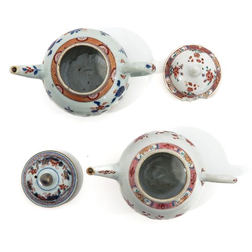 Null 一批2个茶壶
包括Imari和Famille Rose装饰，18世纪，13厘米高，有缺口和毛边。
