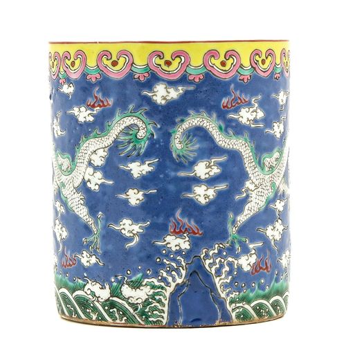 Null Un vaso a pennello Famille Rose
Fondo blu polvere decorato con draghi e nuv&hellip;