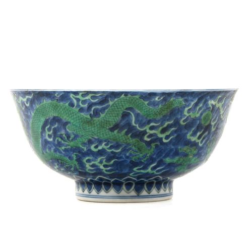 Null Bol à décor de dragons
Fond bleu décoré de dragons verts, marque Kangxi, 16&hellip;