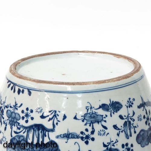 Null 一个蓝白相间的姜罐
彩绘木盖，高26厘米。