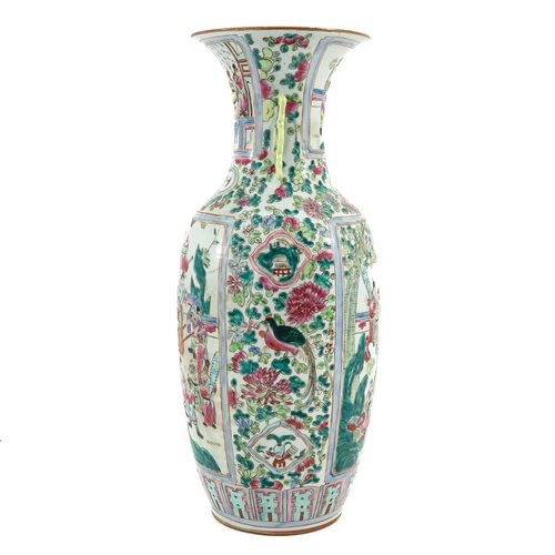 Null 一个法米勒玫瑰花瓶
描绘了中国人物的聚集，高56厘米，底部可能有修复。