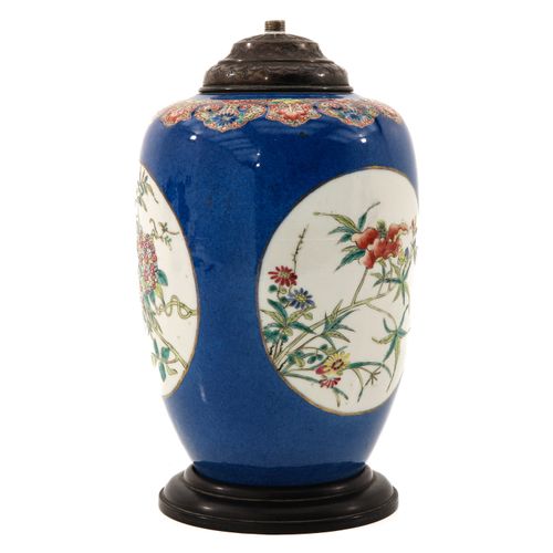 Null Pied de lampe bleu poudré
Transformé en vase, décoré de fleurs en émaux de &hellip;