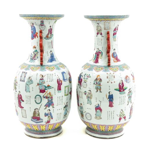 Null Ein Paar Wu Shuang Pu-Vasen
Dekoriert mit chinesischen Figuren in Famille-R&hellip;