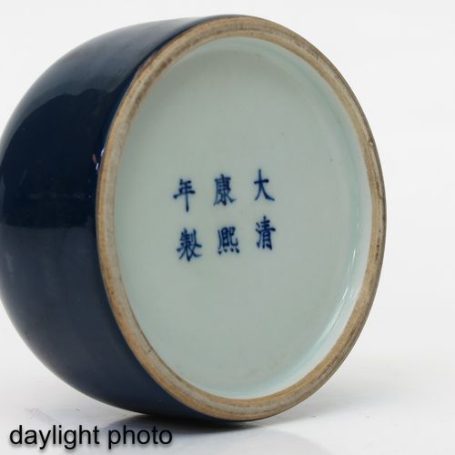 Null Lave-pinceau à glaçure bleue
Marque Kangxi, hauteur 8 cm.