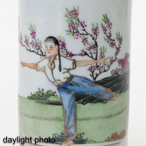 Null Paire de vases de la famille rose
Représentant une fille dans un jardin, 18&hellip;
