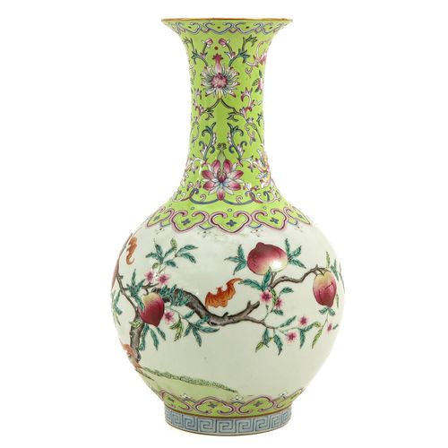 Null Vase de la famille rose
9 décor de pêche, marque Qianlong, hauteur 32 cm.