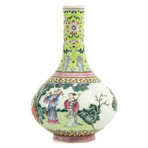 Null 一个法米勒玫瑰花瓶
描绘花园中的中国人物，乾隆款，高20厘米。