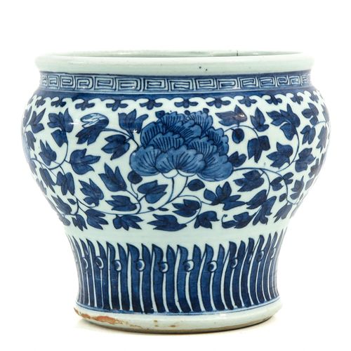 Null 蓝白花瓶
花卉装饰，嘉庆时期，高19厘米，有毛边。