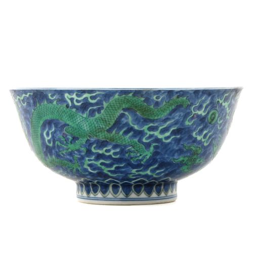 Null 龙形装饰碗
蓝地饰以绿龙，康熙款，直径16厘米。