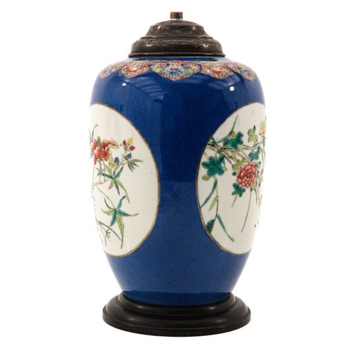 Null Puderblauer Lampenfuß
Umgewandelt aus einer Vase, verziert mit Blumen in Fa&hellip;