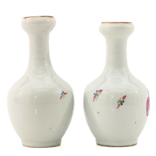 Null Coppia di piccoli vasi Famille Rose 
Decorati con figure cinesi, alti 14 cm&hellip;