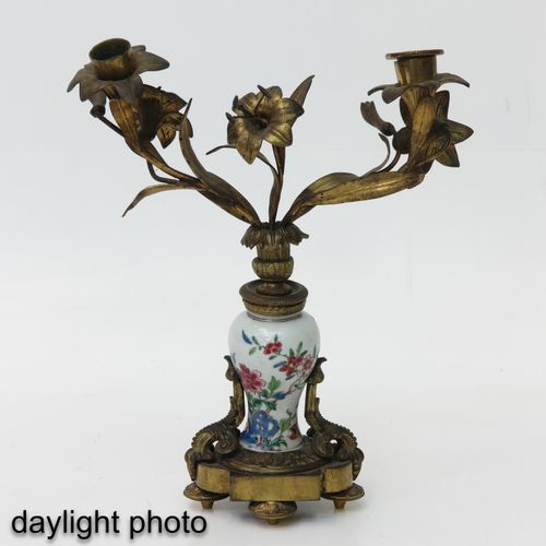 Null Ein Paar Famille Rose-Kerzenleuchter
Aus Vasen umgebaut, mit Bronzebeschläg&hellip;