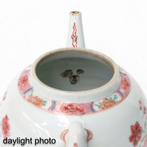 Null 一批2个茶壶
包括Imari和Famille Rose装饰，18世纪，13厘米高，有缺口和毛边。