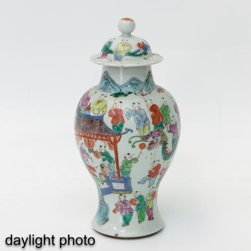 Null Vase de la famille rose avec couvercle
Représentant des personnages chinois&hellip;