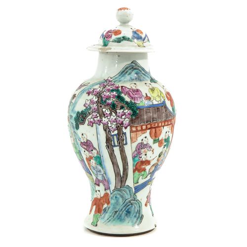 Null 珐琅彩花瓶连盖
描绘中国人物和龙的新年庆祝活动，高30厘米，盖子上有修复痕迹。
