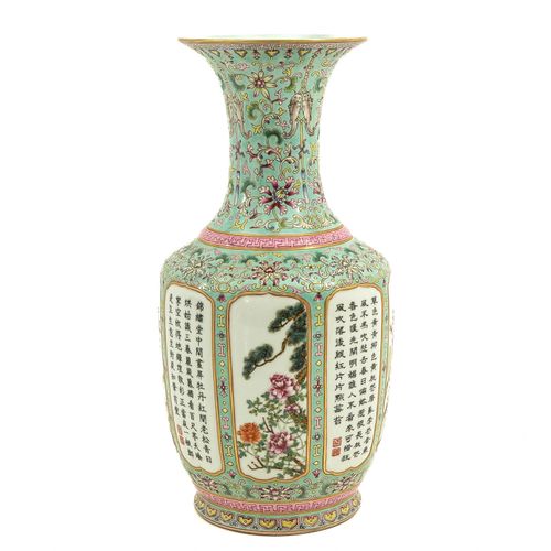 Null Vase de la famille rose
Décoré de textes chinois, de fleurs et d'oiseaux, m&hellip;