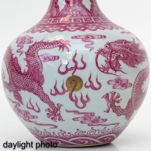Null A Pink Decor Bottle Vase
Decorated with dragons and clouds, Jiaqing mark, 2&hellip;