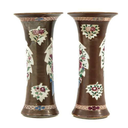 Null Coppia di vasi in ceramica bataviana
decorati con fiori in smalti Famille R&hellip;