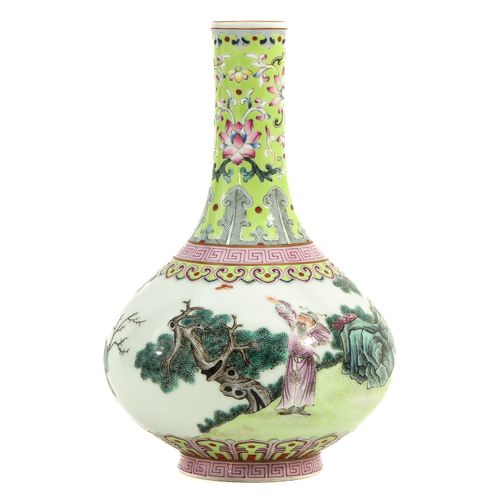 Null 一个法米勒玫瑰花瓶
描绘花园中的中国人物，乾隆款，高20厘米。
