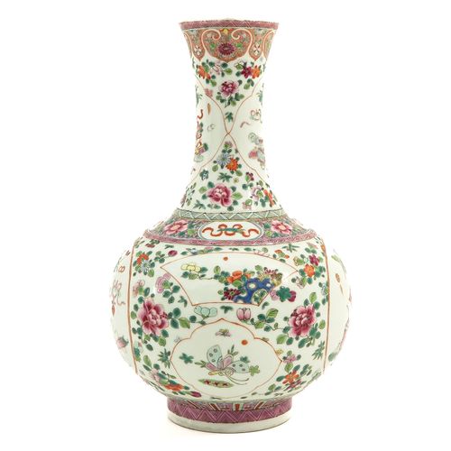 Null 珐琅彩花瓶
花地装饰有中国古物，高40厘米，光绪年间，边缘有修复痕迹。