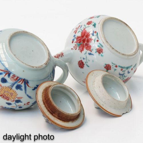 Null Ein Lot von 2 Teekannen
Mit Imari- und Famille Rose-Dekor, 18. Jahrhundert,&hellip;
