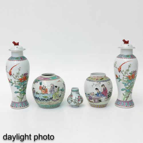 Null Une collection de porcelaine
5 pièces, dont des vases de garniture avec cou&hellip;