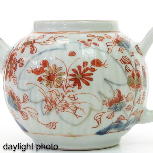 Null 伊万里茶壶
花卉装饰，18世纪，高13厘米，手柄上有修复。