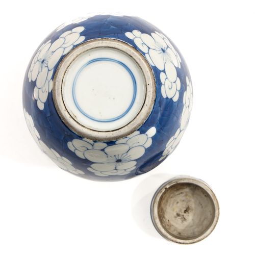 Null 蓝白相间的生姜罐
深蓝色地，装饰有白色的花朵，标有双环，高15厘米。