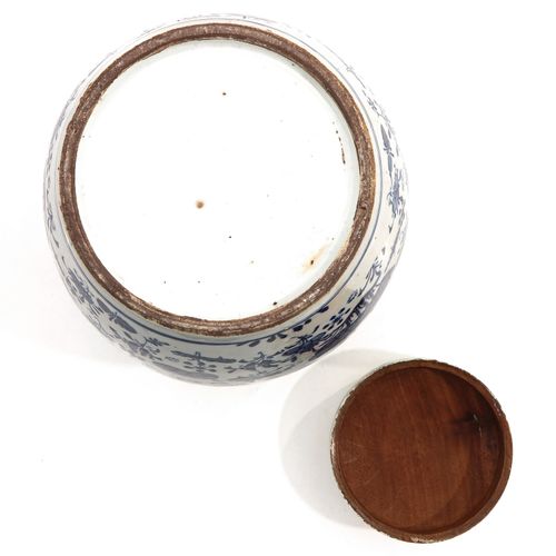Null 一个蓝白相间的姜罐
彩绘木盖，高26厘米。