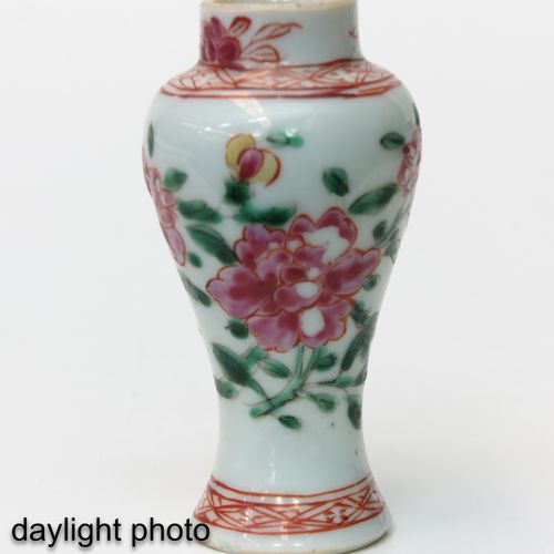 Null Collezione di 5 miniature Famille Rose
XVIII secolo, il vaso più alto misur&hellip;