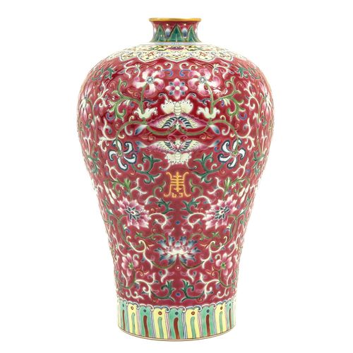Null Vase Meiping de la famille rose
Décoré de fleurs et de papillons, marque Yo&hellip;