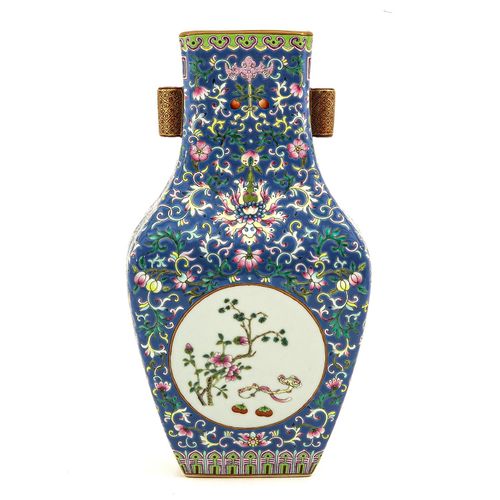 Null Vase de la famille rose
Décor floral sur fond bleu, l'avant et l'arrière du&hellip;
