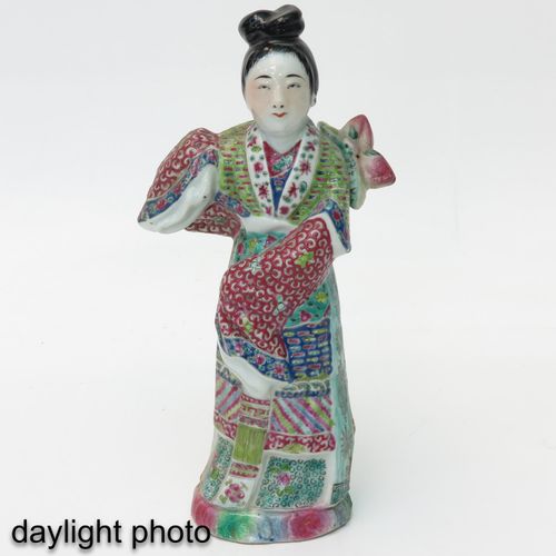 Null Scultura Famille Rose
raffigurante una dama cinese, alta 32 cm.