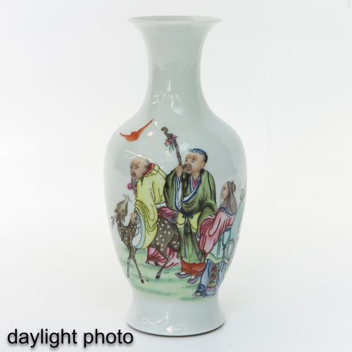Null 珐琅彩花瓶
描绘中国人物与鹿的聚会，乾隆款，高25厘米，有毛边。