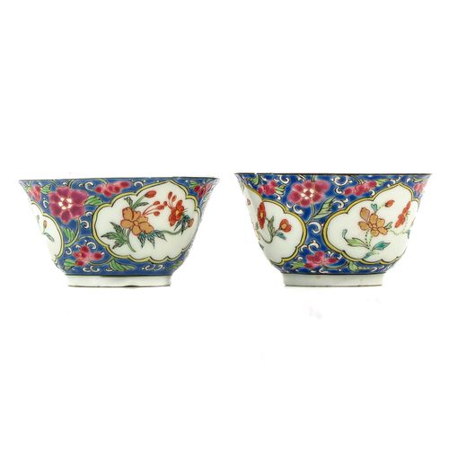 Null 一对Famille Rose杯和碟子
粉蓝色的地面上装饰着花朵，碟子的直径为11厘米。