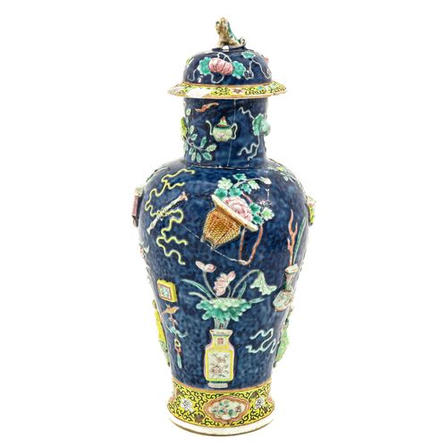 Null 珐琅彩花瓶连盖
深蓝色地，装饰有中国古物，庙宇狮子盖，高39厘米，已修复。
