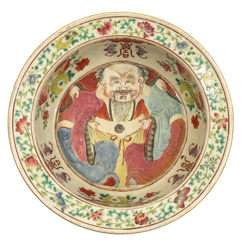 Null 一件法米勒洗脸盆
盘子中央有非常罕见的三面佛图案，还装饰有水果、蝙蝠和中国符号，直径27厘米。