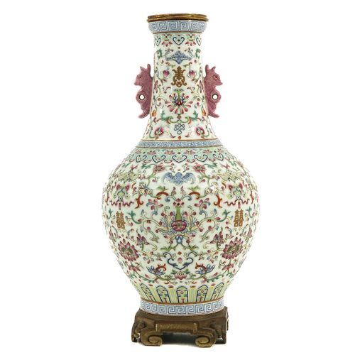 Null 花瓶
饰以花卉、蝙蝠和中国符号，乾隆款，底座和边沿有青铜镶嵌，高35厘米。