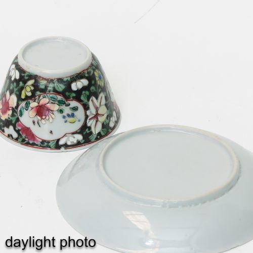 Null 一批2件法米勒玫瑰杯和碟子
花卉装饰，碟子直径为11厘米，有缺口和毛边。