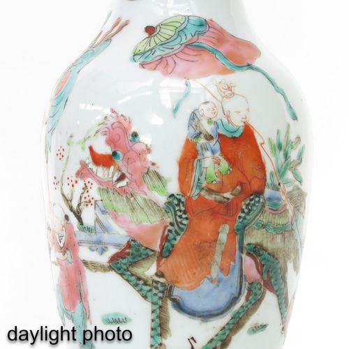 Null 一批2个粉彩花瓶
描绘中国人物与寺庙狮子的游行，高23厘米，有缺口和毛边。
