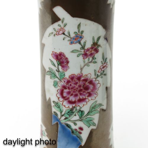Null Pareja de jarrones de Batavia
decorados con flores en esmaltes Famille Rose&hellip;