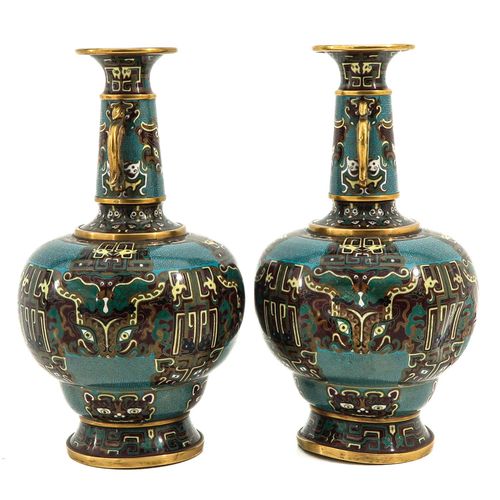 Null Ein Paar Cloisonné-Vasen
31 cm. Hoch.